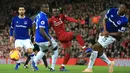 Gelandang Liverpool, Naby Keita menendang bola dari kawalan para pemain Everton selama bertanding pada lanjutan Liga Inggris di Anfield Stadium (2/12). Liverpool menang tipis 1-0 atas Everton. (AP Photo / Jon Super)