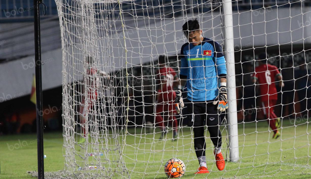 Kiper Vietnam kembali kebobolan gol kedua Timnas Indonesia yang dicetak Irfan Bachdim pada laga uji coba di Stadion Maguwoharjo, Sleman, Minggu (09/10/2016). (Bola.com/Nicklas Hanoatubun)