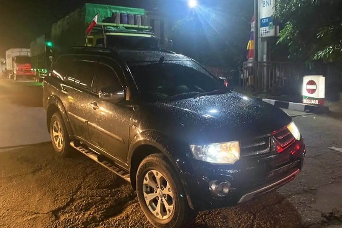 Pajero Sport yang tertangkap polisi membuat ratusan liter solar subsidi di salah satu SPBU Pekanbaru.