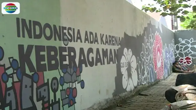 Pelukis mural ini berusaha mempersatukan bangsa Indonesia.