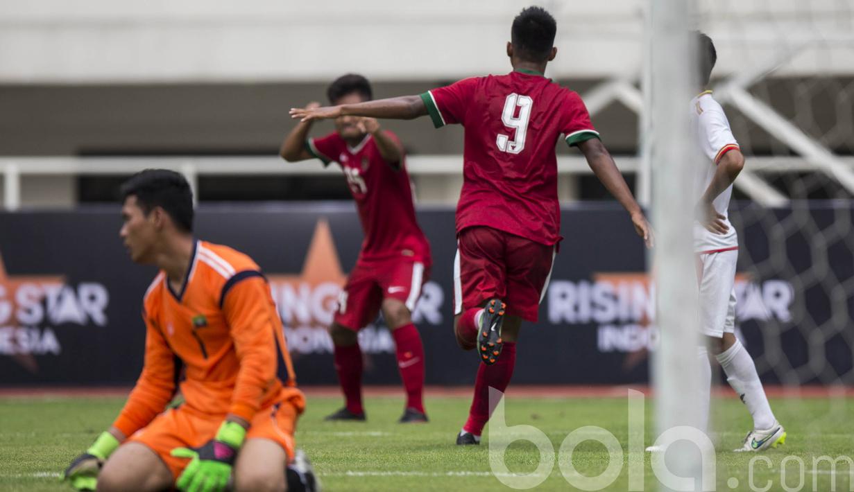 Para Pemain Timnas Indonesia U-22  merayakan gol ke gawang Myanmar pada laga uji coba di Stadion Pakansari, Selasa (21/3/2017). Indonesia sementara bermain imbang 1-1. (Bola.com/Vitalis Yogi Trisna)