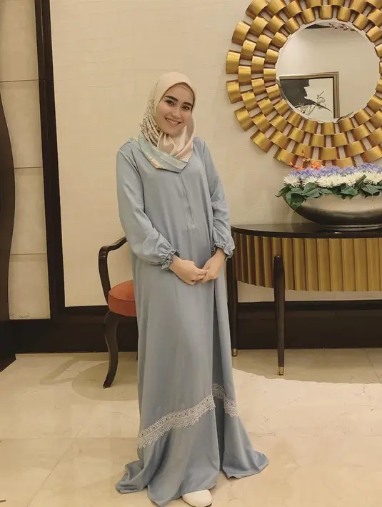 Meski mengenakan gamis polos berwarna biru cerah ini, Ayu Ting Ting tetap cantik menebarkan senyumannya pada penggemar. (Liputan6.com/Instagram/@ayutingting92)