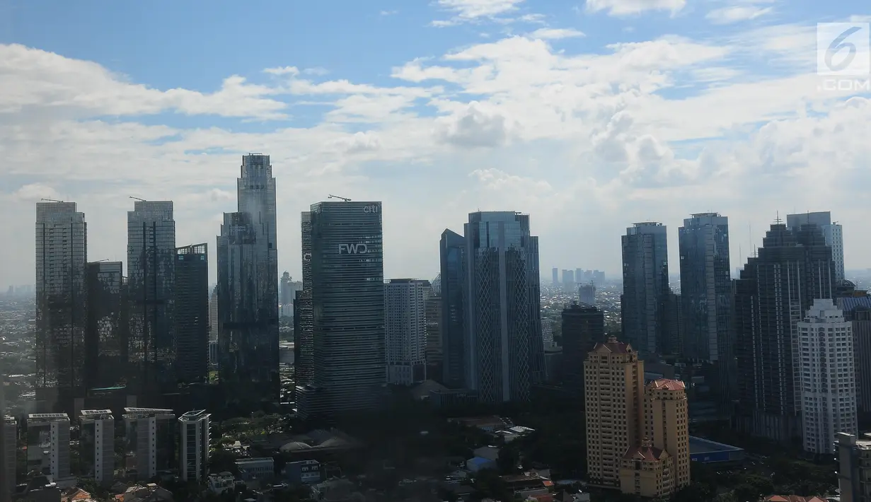Sejumlah gedung tinggi yang berfungsi sebagai perkantoran dan hunian memenuhi sebagian kawasan ibu kota di kawasan Jakarta, Kamis (2/5/2019). The Skyscraper Center mencatat pertumbuhan gedung tinggi di ibu kota terus meningkat dengan jumlah saat ini mencapai 382 gedung. (Liputan6.com/Angga Yuniar)