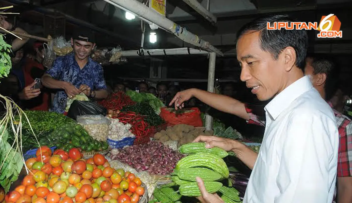 Di pasar Cipanas, Jawa Barat, Jokowi tampak asyik berbelanja sayur, terutama pare yang merupakan sayur favoritnya (Liputan6.com/Herman Zakharia)