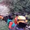 Tim SAR Gabungan saat proses evakuasi dua pendaki meninggal dunia di Gunung Piramid Bondowoso. (Liputan6.com/ Hermawan)
