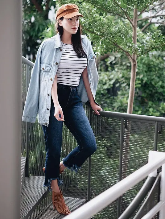 Masih dengan baju garis-garisnya, yang kali ini dipadukan Alice dengan denim jaket dan celana jeans. Topi berwarna cokelat yang senada dengan booth heelsnya membuat penampilan Alice makin kece. (Instagram/alicenorin)