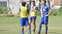 Hugo Guilherme Grillo dan Pedro Henrique Bartoli di sela-sela latihan Arema. (Bola.com/Iwan Setiawan)