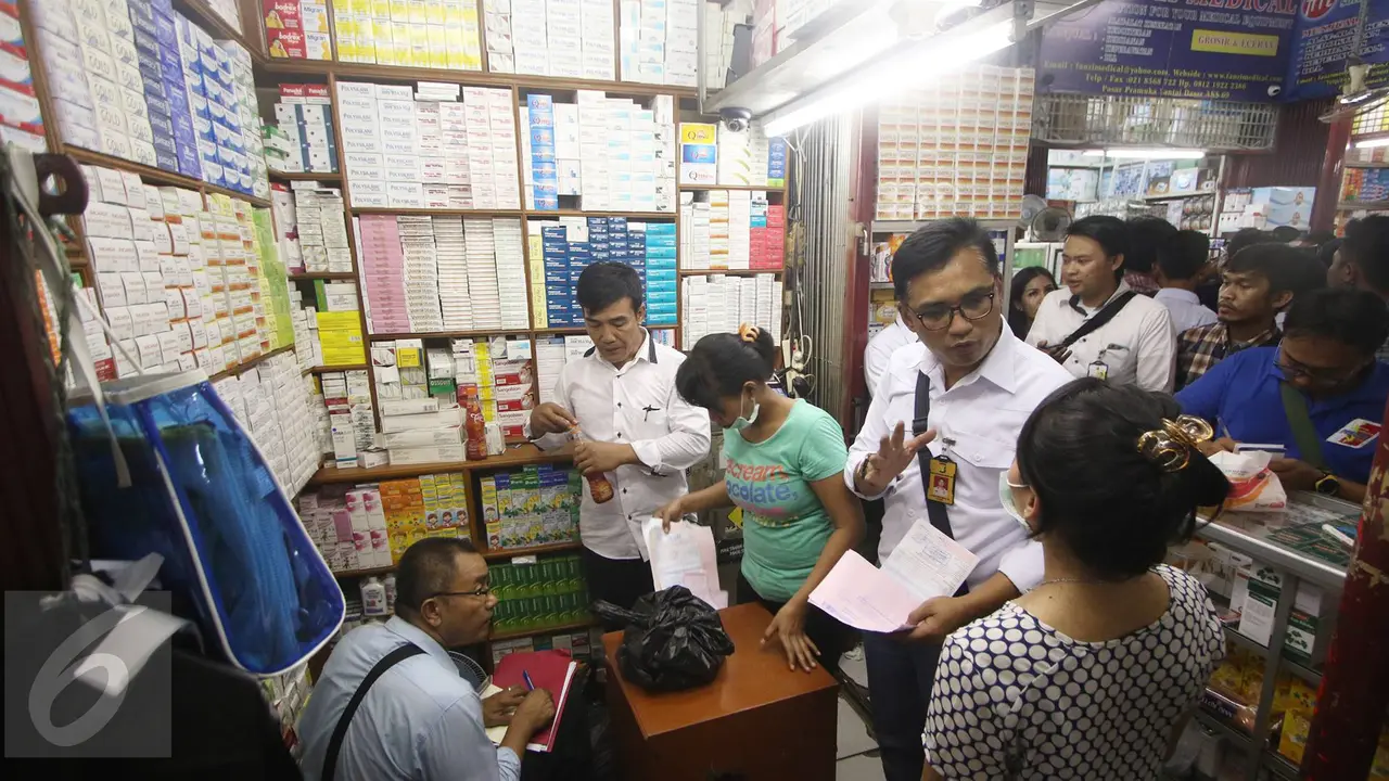 20160907 Petugas Gabungan Sita Obat Kadaluwarsa di Pasar Pramuka