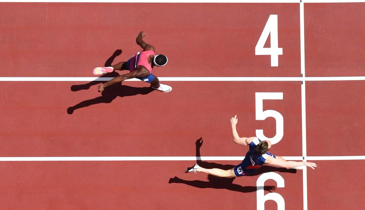 Warholm yang berusia 25 tahun mempertajam rekornya dengan meatat waktu 45,94 detik. sedangkan posisi kedua, Rai Benjamin yang juga tampil apik harus puas dengan medali perak dengan catatan waku 46,17 detik atau setengah detik lebih cepat dari rekor lama. (Foto: AFP/Jewel Samad)