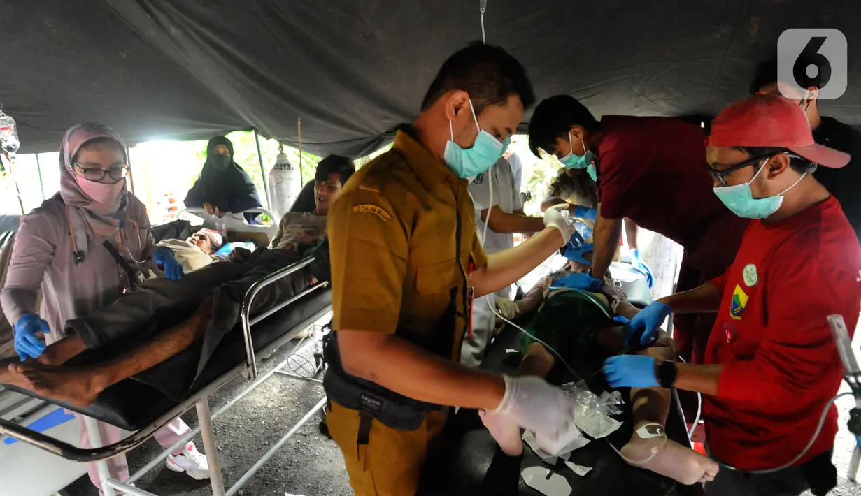<p>Petugas medis berusaha menyelamatkan sejumlah korban gempa di RSUD Cimacan, Cianjur, Jawa Barat, Senin (21/11/2022). Hingga berita ini ditulis, Bupati Cianjur Herman Suherman menyebut jumlah korban meninggal akibat gempa magnitudo 5,6 yang mengguncang Cianjur sudah mencapai 56 orang dan 700 lebih lainnya luka-luka. (merdeka.com/Arie Basuki)</p>