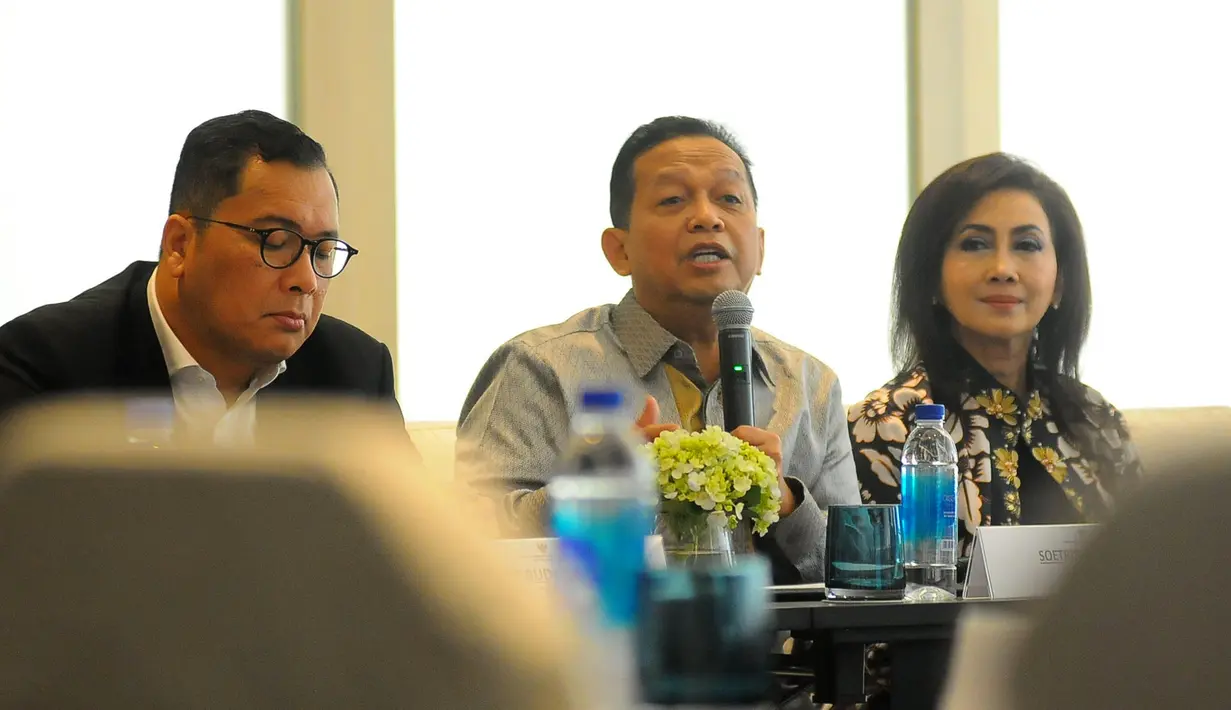 Ketua Komite Ekonomi dan Industri Nasional atau KEIN Soetrisno Bachir (tengah) saat berdiskusi dengan media di Jakarta, Senin (27/5/2019). Diskusi tersebut membahas percepatan investasi dan ekspor untuk mendorong pertumbuhan yang berkualitas. (Liputan6.com/Angga Yuniar)