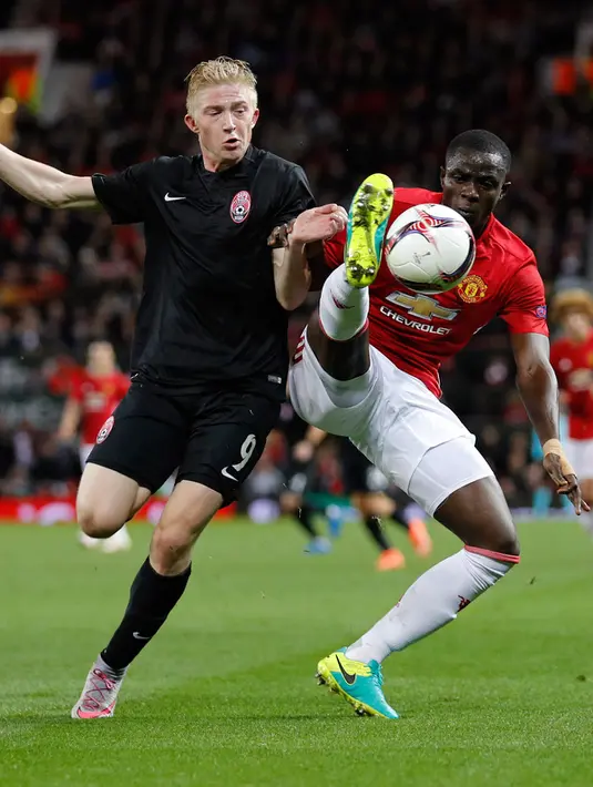 Bek  Manchester United, Eric Bailly (kanan) berusaha mengontrol bola dari kawalan penyerang Zorya Luhansk, Vladyslav Kulach pada laga Liga Eropa di Manchester, Inggris, (29/9). MU menang atas Zorya Luhansk dengan skor 1-0. (Reuters/Darren Staples)