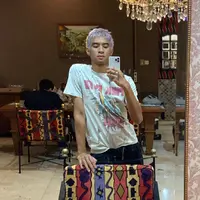 Devano Danendra, putra dari Iis Dahlia memiliki gaya yang otentik. Ia bereksplorasi dengan gaya unik, mengenakan pulasan cat kuku yang tak umum dikenakan oleh laki-laki. [Foto: Instagram/Devano Danendra]