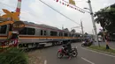 Sejumlah motor berhenti di pintu perlintasan kereta api Bintaro Permai yang tidak berfungsi di Jakarta, Kamis (25/10). Kondisi tersebut sangat membahayakan pengendara yang melintas. (Liputan6.com/Angga Yuniar)