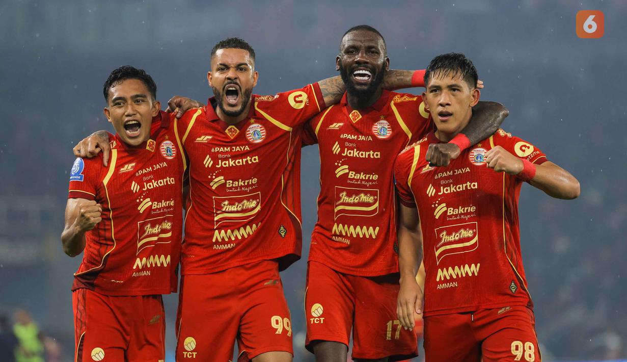 Pemain Persija Muhammad Rayhan Hannan, Emaxwell Souza De Lima, Allano Brendon De Souza Lima dan Eksel Timothy Joseph Runtukahu (kiri ke kanan) saat merayakan kemenangan atas Persebaya pada pertandingan pekan ke-27 BRI Super League 2025/2026 di Stadion Utama Gelora Bung Karno (SUGBK), Jakarta, Sabtu (11/4/2026). Menjamu Persebaya Surabaya di Stadion Utama Gelora Bung Karno (SUGBK), Persija Jakarta tampil impresif. (Bola.com/Bagaskara Lazuardi)