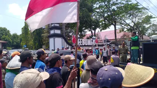 Warga kawasan Urut Sewu yang mengadu kepada Bupati Kebumen , usai terjadi bentrok antara TNI dengan warga. (Foto: Liputan6.com/Widodo Sunu untuk Muhamad Ridlo)