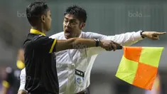 Pelatih Semen Padang, Nil Maizar, melakukan protes saat melawan PS TNI pada laga Liga 1 di Stadion Pakansari, Bogor, Minggu (30/7/2017). PS TNI menang 2-1 atas Semen Padang. (Bola.com/Vitalis Yogi Trisna)