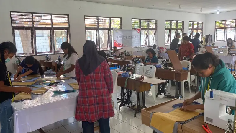 Sentra Efata Kupang, Nusa Tenggara Timur (NTT) tampak ramai pada Minggu (18/6/2023). Anak remaja sampai orangtua mengikuti pelatihan menjahit dari Kementerian Sosial.