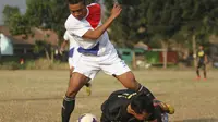 ABSEN - Bek sayap Persepam Madura United, Denny Rumba (hitam) terancam absen di laga awal penyisihan Piala Kemerdekaan. (Bola.com/Robby Firly)