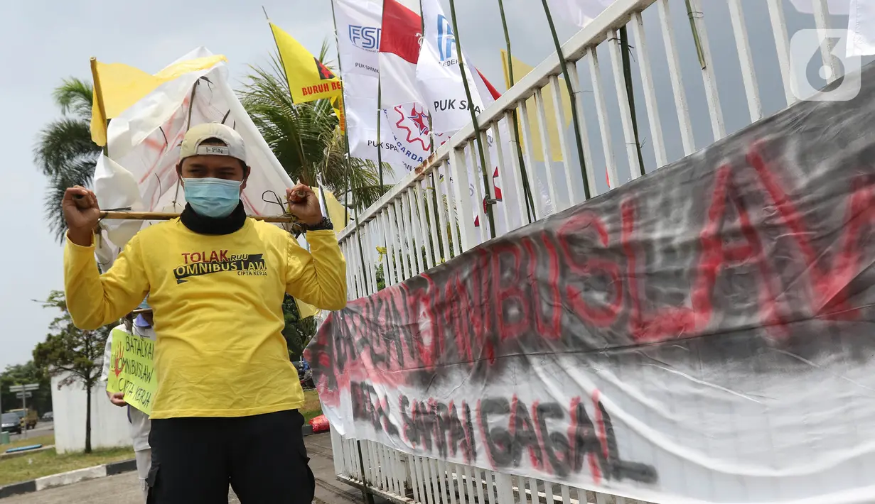 Buruh melakukan aksi teatrikal di kawasan MM 2100, Cikarang, Kabupaten Bekasi, Jawa Barat, Selasa (6/10/2020). Aksi mogok kerja dari tanggal 6-8 Oktober tersebut akibat pengesahan RUU Cipta Kerja oleh DPR dan Pemerintah RI. (Liputan6.com/Herman Zakharia)