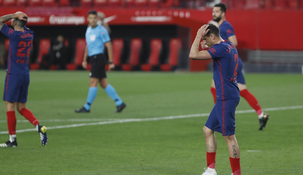 Striker Atletico Madrid, Luis Suarez, saat melawan Sevilla pada laga Liga Spanyol di Stadion Ramon Sanchez-Pizjuan, Minggu (4/4/2021). Sevilla menang dengan skor 1-0. (AP Photo/Angel Fernandez)