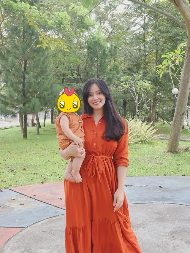 7 Gaya Asmirandah saat Momong Anak, Tetap Stylish