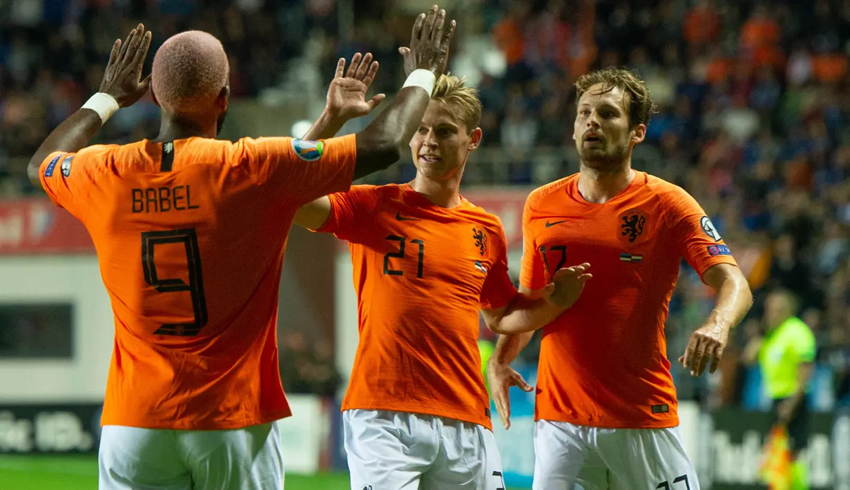 Para pemain Belanda merayakan gol yang Ryan Babel ke gawang Estonia pada laga Kualifikasi Piala Eropa 2020 di Talinn, Estonia, Senin (9/9). Estonia kalah 0-4 dari Belanda. (AFP/Raigo Pajula)