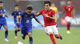 Pemain Indonesia U-23, Paulo Oktavianus Sitanggang, saat berebut bola dengan Chanatip Songkrasin. (Bola.com/Arief Bagus)