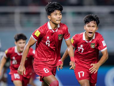 Hasil imbang kedua didapat Timnas Indonesia U-17 setelah bermain sama kuat 1-1 dengan Timnas Panama U-17 pada laga kedua Grup A Piala Dunia U-17 2023 di Stadion Gelora Bung Tomo, Surabaya, Senin (13/11/2023). Sempat tertinggal lebih dahulu lewat gol Oldemar Castillo pada masa injury time babak pertama, Timnas Indonesia U-17 sukses menyamakan skor 1-1 melalui tandukan Arkhan Kaka di menit ke-54. Gol tersebut menjadi gol keduanya di ajang ini setelah sebelumnya juga mencetak gol saat jumpa Ekuador. Dengan hasil ini, pasukan Bima Sakti sementara menempati peringkat ketiga Grup A di bawah Ekuador dan Maroko dengan mengemas dua poin. (Bola.com/Bagaskara Lazuardi)