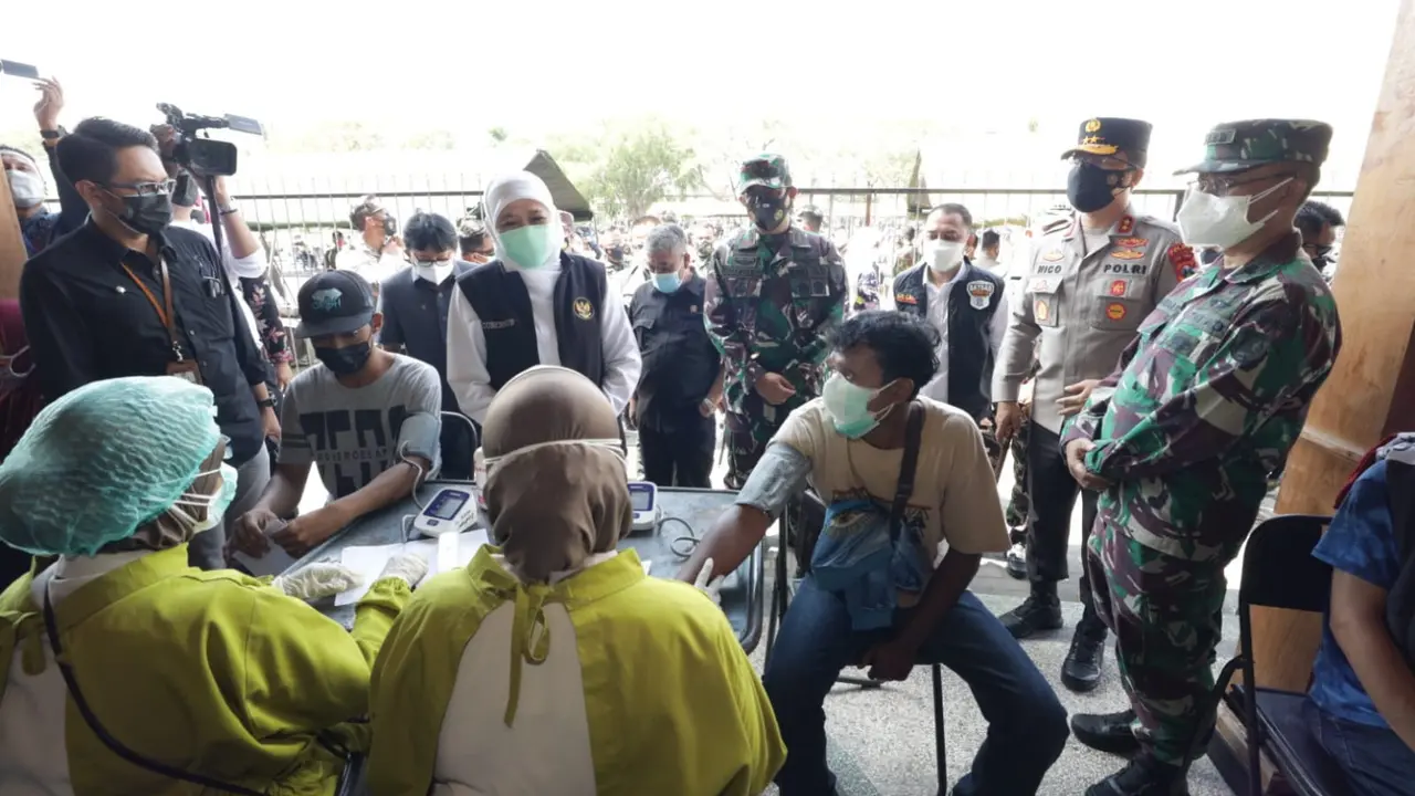 Vaksinasi massal di lapangan Kodam V Brawijaya Surabaya. (Dian Kurniawan/Liputan6.com)