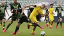 Pemain Borussia Dortmund, Erling Haaland, berebut bola dengan pemain Wolfsburg, Renato Steffen, pada laga Bundesliga, Minggu (24/5/2020). Borussia Dortmund menang 2-0 atas Wolfsburg. (AP/Michael Sohn)