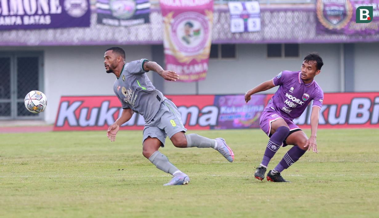 Pemain Persebaya Surabaya, Paulo Victor (kiri) berebut bola dengan pemain Persita Tangerang, Muhammad Rifqi pada laga pekan ke-18 BRI Liga 1 2022/2023 di Stadion Indomilk Arena, Tangerang, Rabu (18/1/2023) sore WIB. Persebaya menang dengan skor 5-0. (Bola.com/M Iqbal Ichsan)