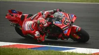 Pembalap Ducati Lenovo Italia, Francesco Bagnaia, berkendara saat balapan Grand Prix MotoGP Argentina di sirkuit Termas de Rio Hondo di Santiago del Estero, Argentina pada 16 Maret 2025 atau Senin dini hari WIB (17-3-2025). (Luis ROBAYO/AFP)