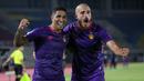 Pemain Persik Kediri, Youssef Ezzejjari (kanan) melakukan selebrasi bersama Doinatan Machado usai mencetak gol kedua ke gawang Persija Jakarta dalam laga pekan ke-10 BRI Liga 1 2021/2022 di Stadion Manahan, Solo, Sabtu (30/10/2021). (Bola.com/Bagaskara Lazuardi)