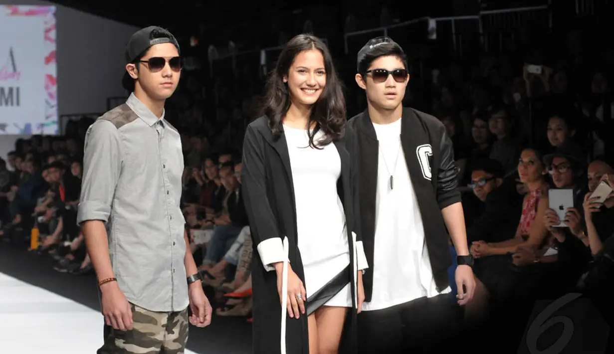 Al Ghazali dan Teuku Rassya menjadi model di Jakarta Fashion Week 2015 mengenakan rancangan Pevita Pearce, Minggu (2/11/2014). (Liputan6.com/Panji Diksana)