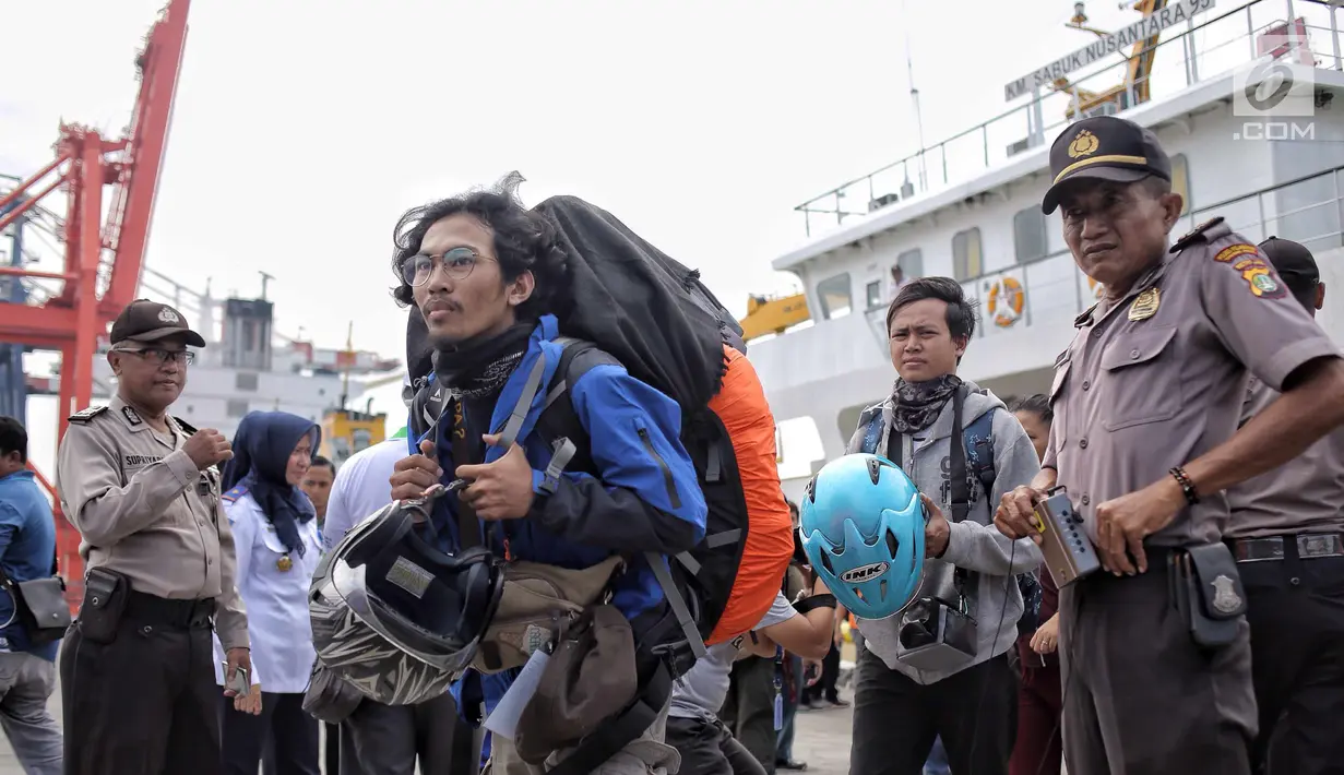 Pemudik motor gratis usai turun dari kapal Perintis KM. Sabuk Nusatara di Pelabuhan Tanjung Priok, Jakarta, Rabu (20/6). Puncak arus balik pemudik di Pelabuhan tersebut diperkirakan akan terjadi H+7 Lebaran. (Liputan6.com/Faizal Fanani)