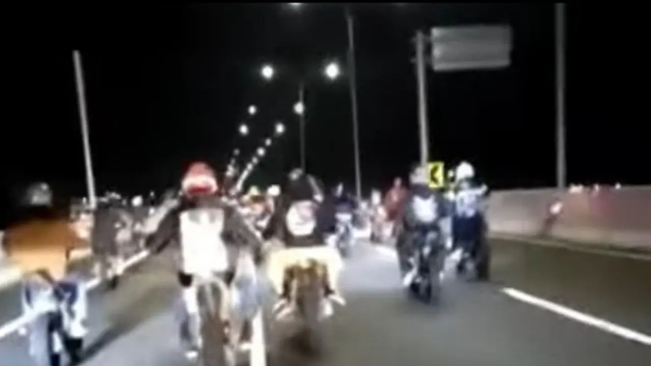 Komunitas Supermoto nekat masuk jalan tol Kelapa Gading, Jakarta Utara (Korlantas Polri)
