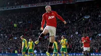 Penyerang Manchester United, Wayne Rooney melompat merayakan golnya ke gawang Norwich City di laga lanjutan Liga Primer Inggris di stadion Old Trafford (27/4/2014). (REUTERS/Nigel Roddis)