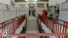 Suasana Pasar Manggis terlihat sepi, menurut pedagang semenjak usai direnovasi kondisi pengunjung pasar menjadi berkurang, Jakarta, Senin (9/11). Rencananya seluruh pasar DKI Jakarta akan direvitalisasi seperti pasar modern. (Liputan6.com/Yoppy Renato)