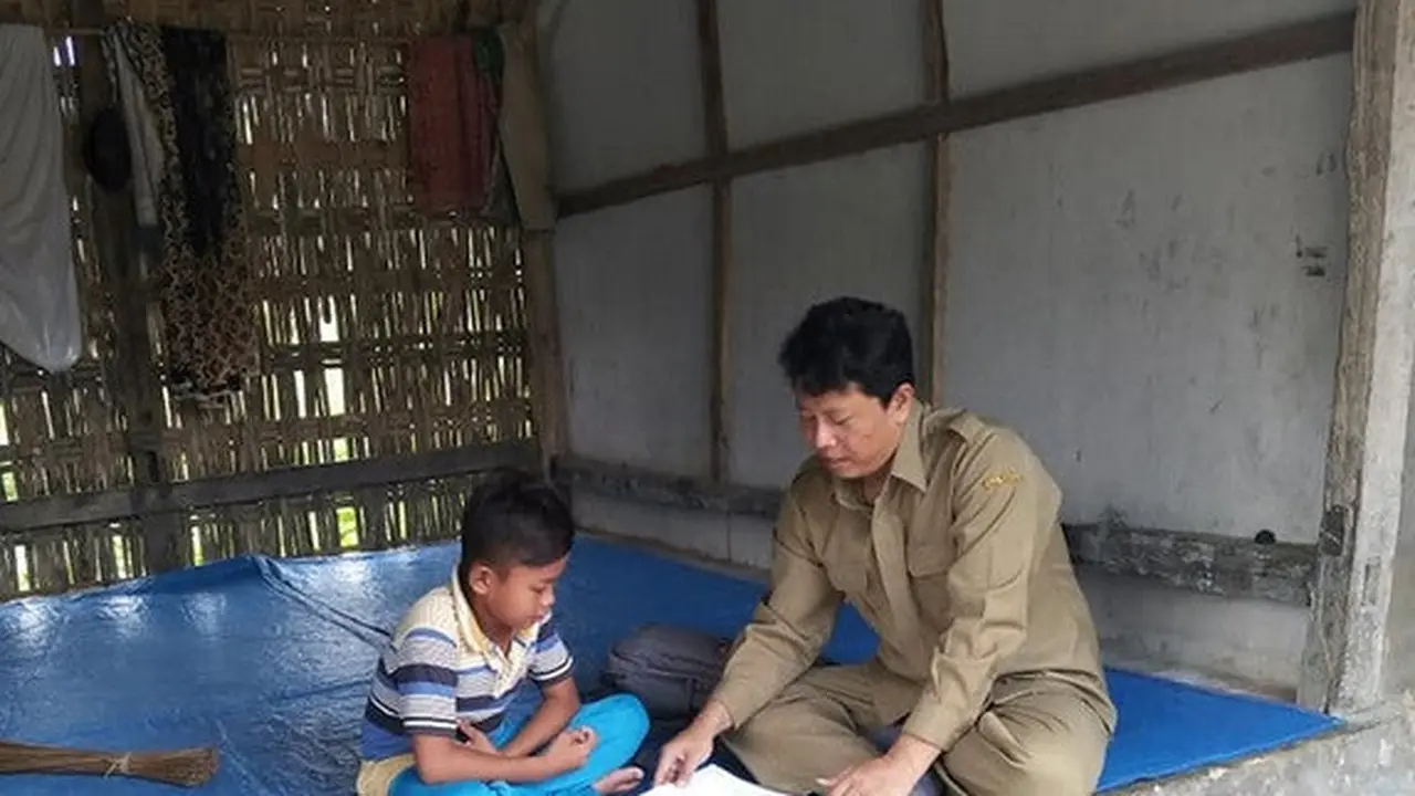 Kisah guru harus mengajar dari rumah ke rumah karena siswa tak punya smartphone