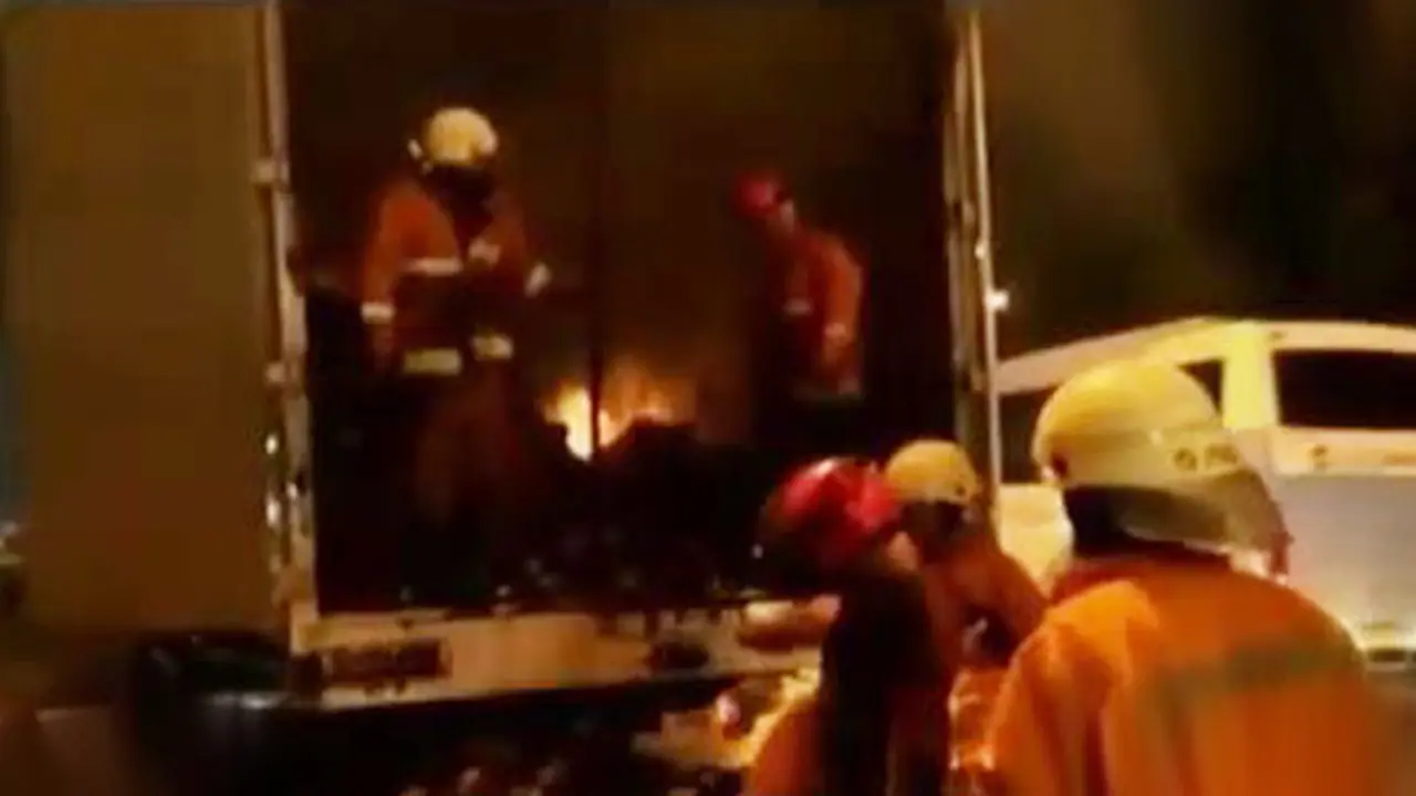 Truk Terbakar