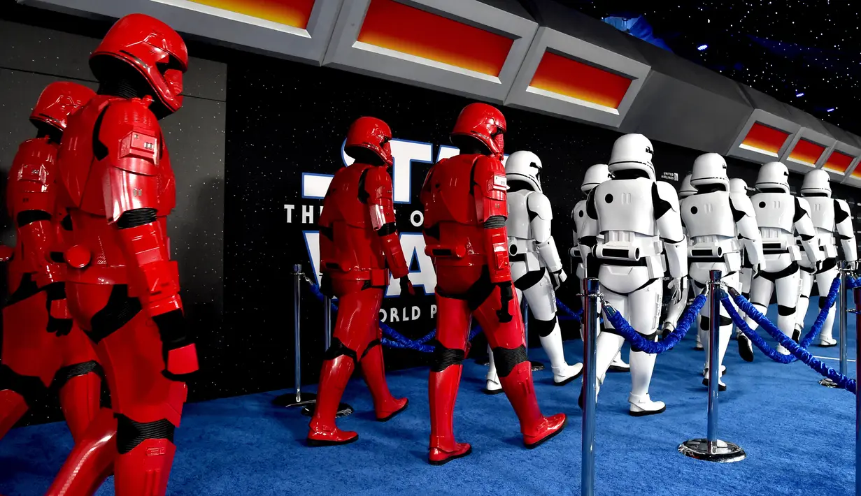 Prajurit tentara Stormtrooper menghadiri world premiere film Star Wars: The Rise of Skywalker di Hollywood, California, Senin (16/12/2019). Star Wars: The Rise of Skywalker akan menutup sekuel trilogi Star Wars yang pertama kali diluncurkan pada 2015 lalu. (Alberto E. Rodriguez/Getty Images/AFP)