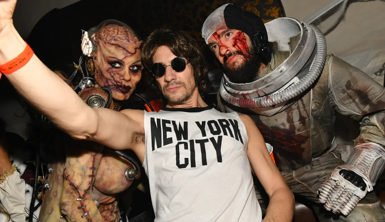 Heidi Klum, Thomas Hayo dan Tom Kaulitz menghadiri Pesta Halloween Tahunan ke-20 di Cathedrale, New York (31/11/2019). Supermodel asal Jerman ini tampil menyeramkan bak monster. (AFP Photo/Craig Barritt)