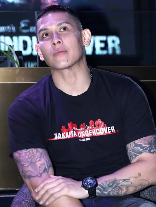 Genindra Bimo tampil kemayu. Berbeda dengan keseharian yang memiliki tubuh tinggi besar. Peran yang bertolak belakang dengan keseharian itu membuatnya banyak melakukan observasi. (Nurwahyunan/Bintang.com)