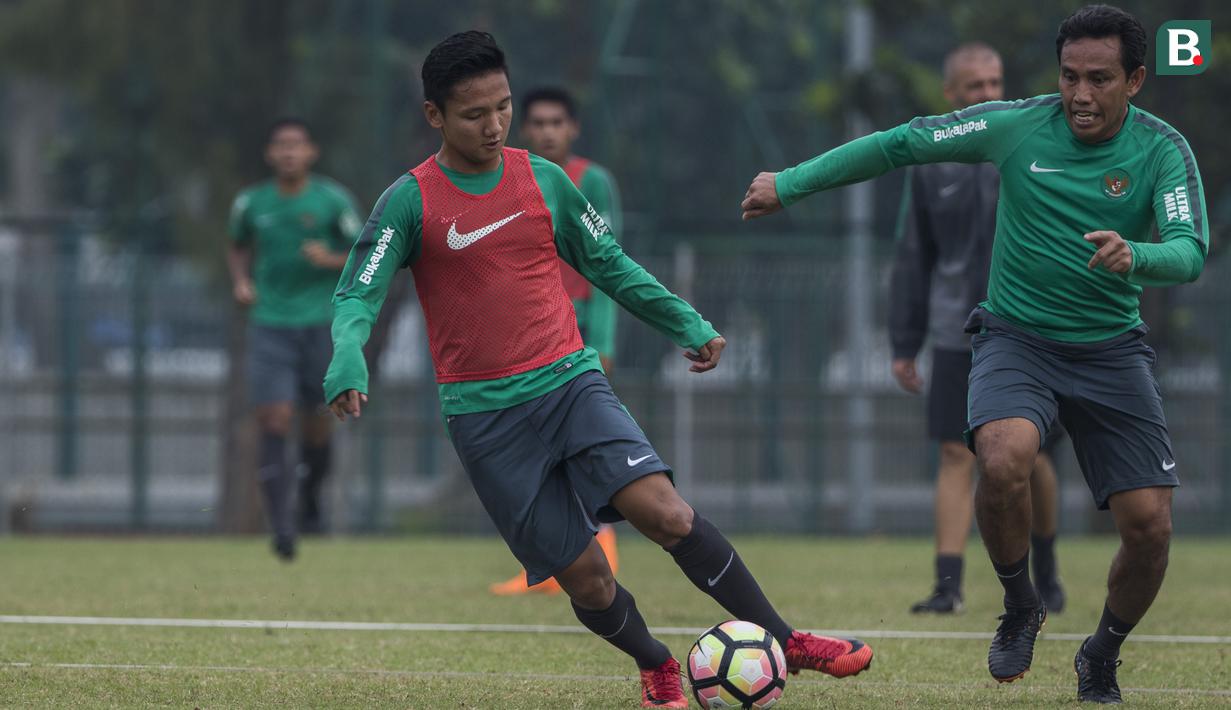 Pemain Timnas Indonesia, Syahrian Abimanyu menghindari kejaran Bima Sakti saat latihan di Lapangan ABC Senayan, Jakarta, Sabtu (17/3/2018). Latihan ini merupakan persiapan jelang laga uji coba melawan Singapura. (Bola.com/Vitalis Yogi Trisna)