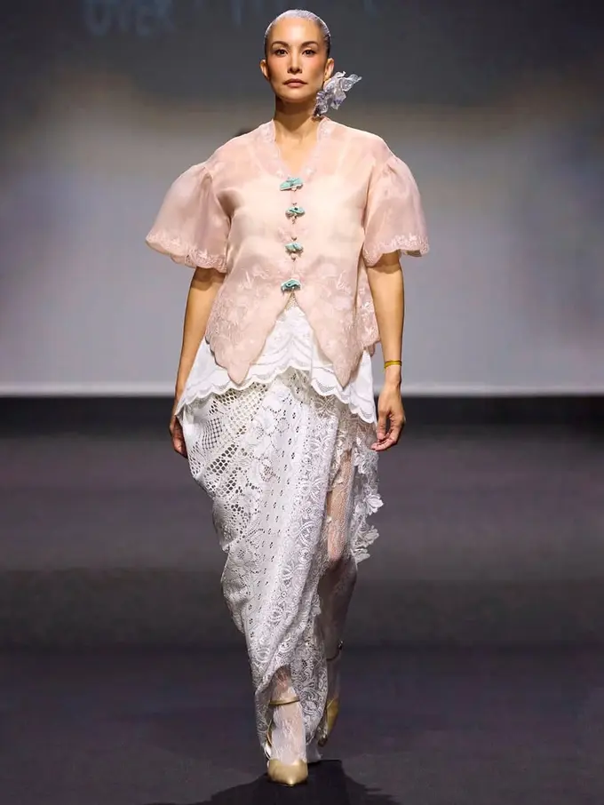 4 Potret Comeback Elegan Nadya Hutagalung di Dubai Fashion Week, Tampil Memukau dengan Koleksi Brand Lokal