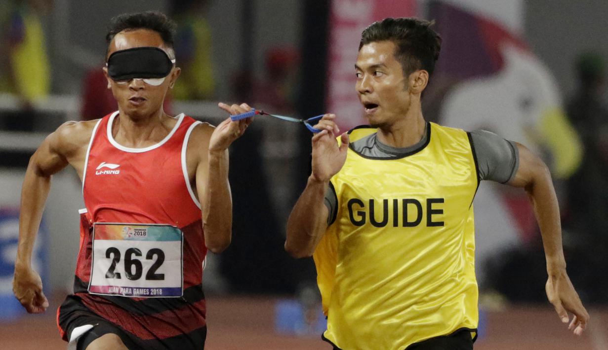 Pelari Indonesia, Abdul Halim Dalimunthe, saat beraksi pada nomor 100M T11 pria pada Asian Para Games di SUGBK, Jakarta, Rabu (10/10/2018). Abdul Halim meraih medali perak. (Bola.com/M Iqbal Ichsan)