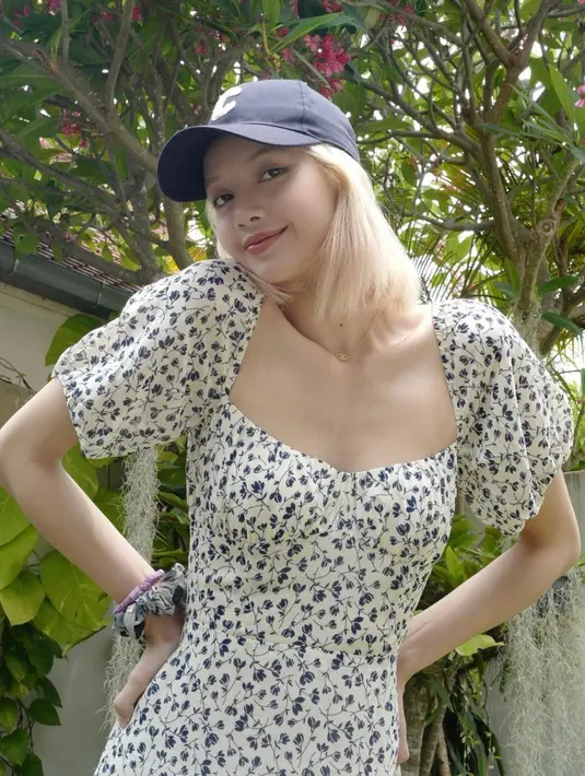 Lisa mempercantik tampilan dengan topi dikepalanya. Lisa terkadang tampil girly dan tomboy disaat yang bersamaan. (Instagram/@lalalalisa_m)
