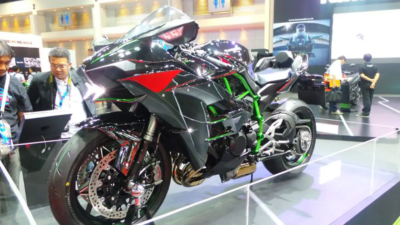 Sepeda Motor Terbuas Kawasaki Pamer di Bangkok 