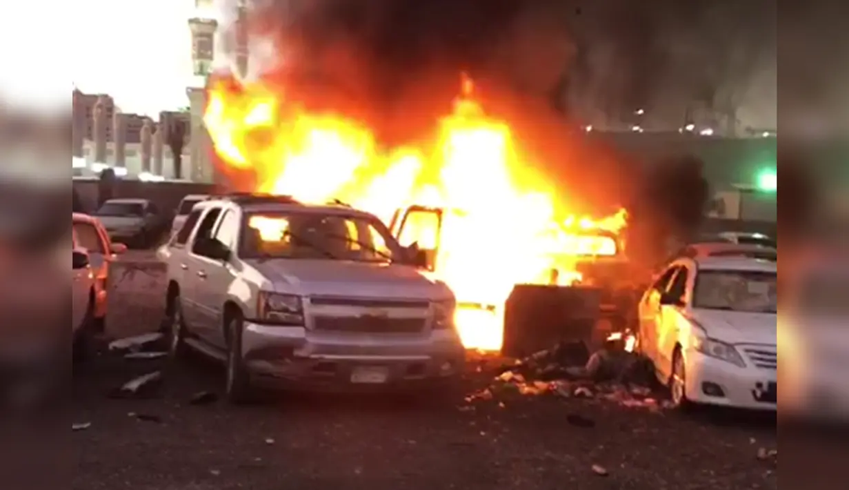 Mobil terbakar akibat aksi bom bunuh diri di area parkir Masjid Nabawi, Arab Saudi, Senin (4/7). Ledakan bom bunuh diri di Masjid Nabawi ini merupakan serangan ketiga dalam 24 jam terakhir yang melanda Arab Saudi. (Facebook.com/Haramain)